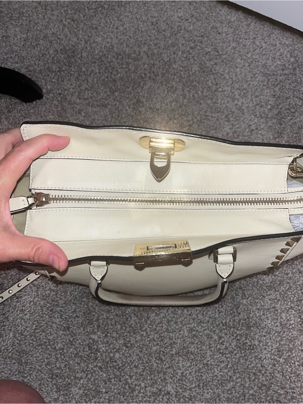 Valentino Garavani Cream Leather Rockstud Trapeze Tote - Picture 8 of 16
